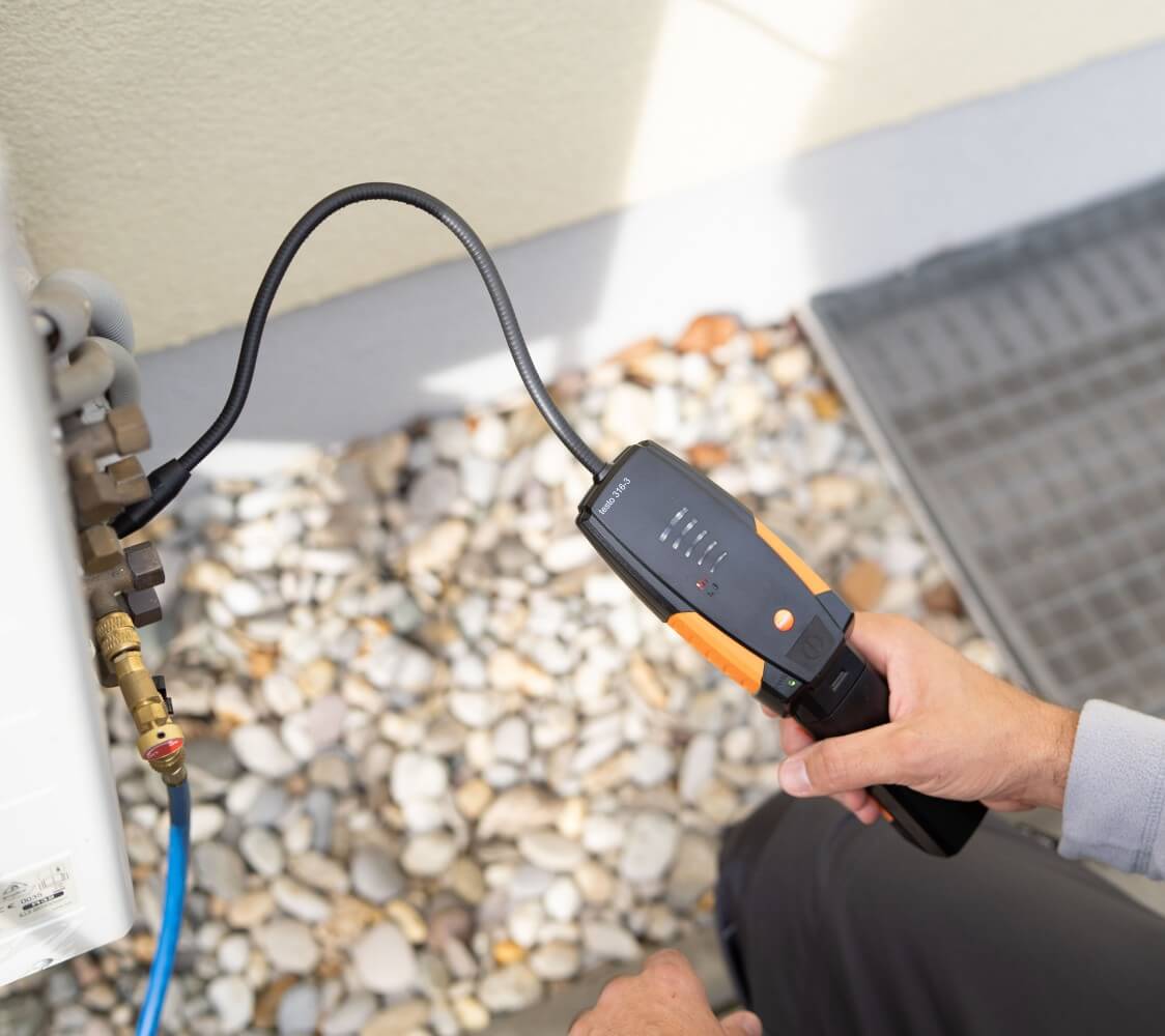 Foto von Messgerät bei Dichtheitskontrolle bei Wärmepumpe